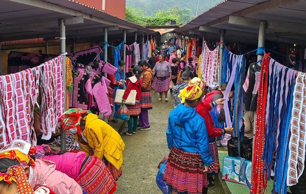 cho-phien-pa-co-mai-chau